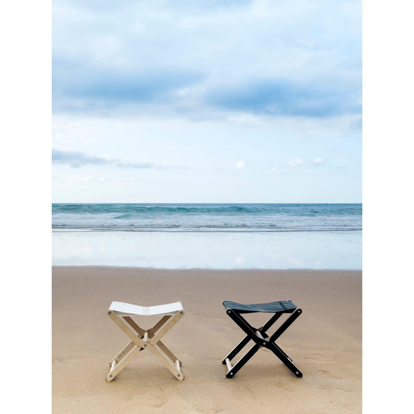 hocker aus holz und segeltuch in weiß und schwarz am strand von DVELAS