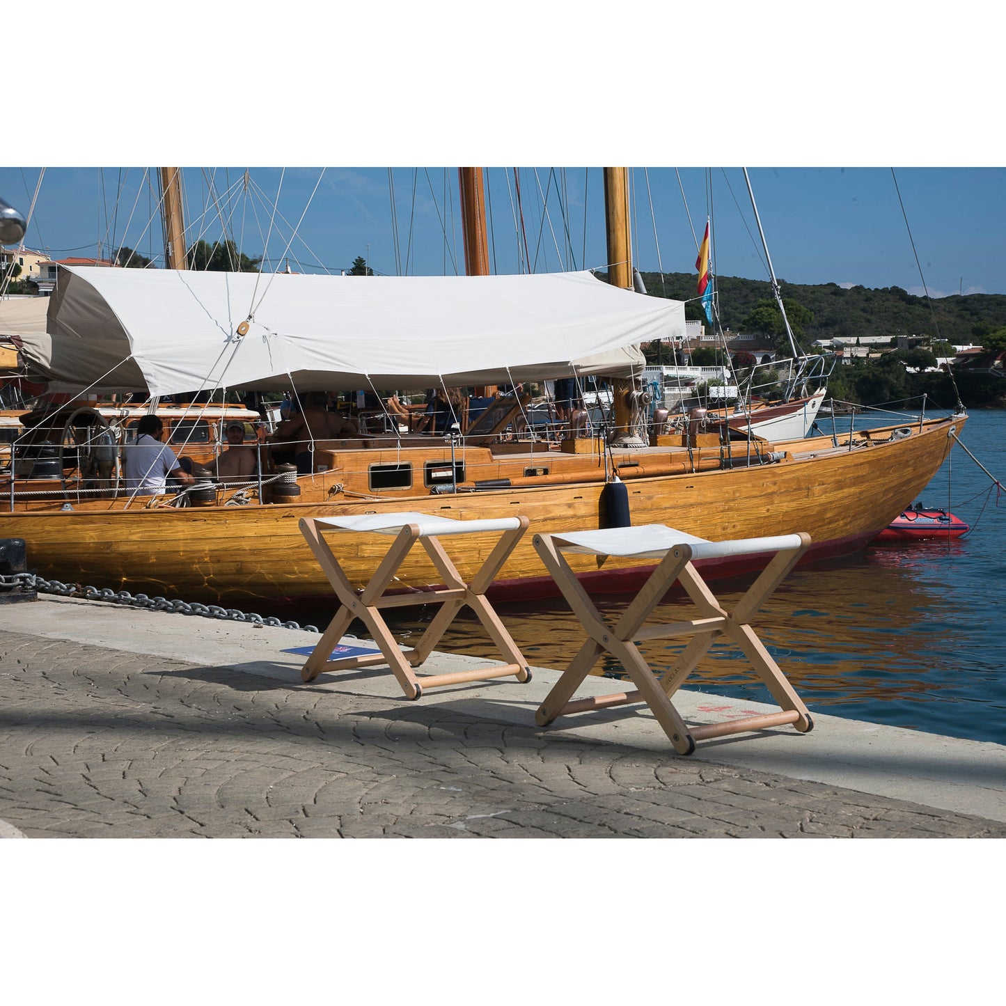 RIS limited edition hocker in weiß aus holz und segel im hafen