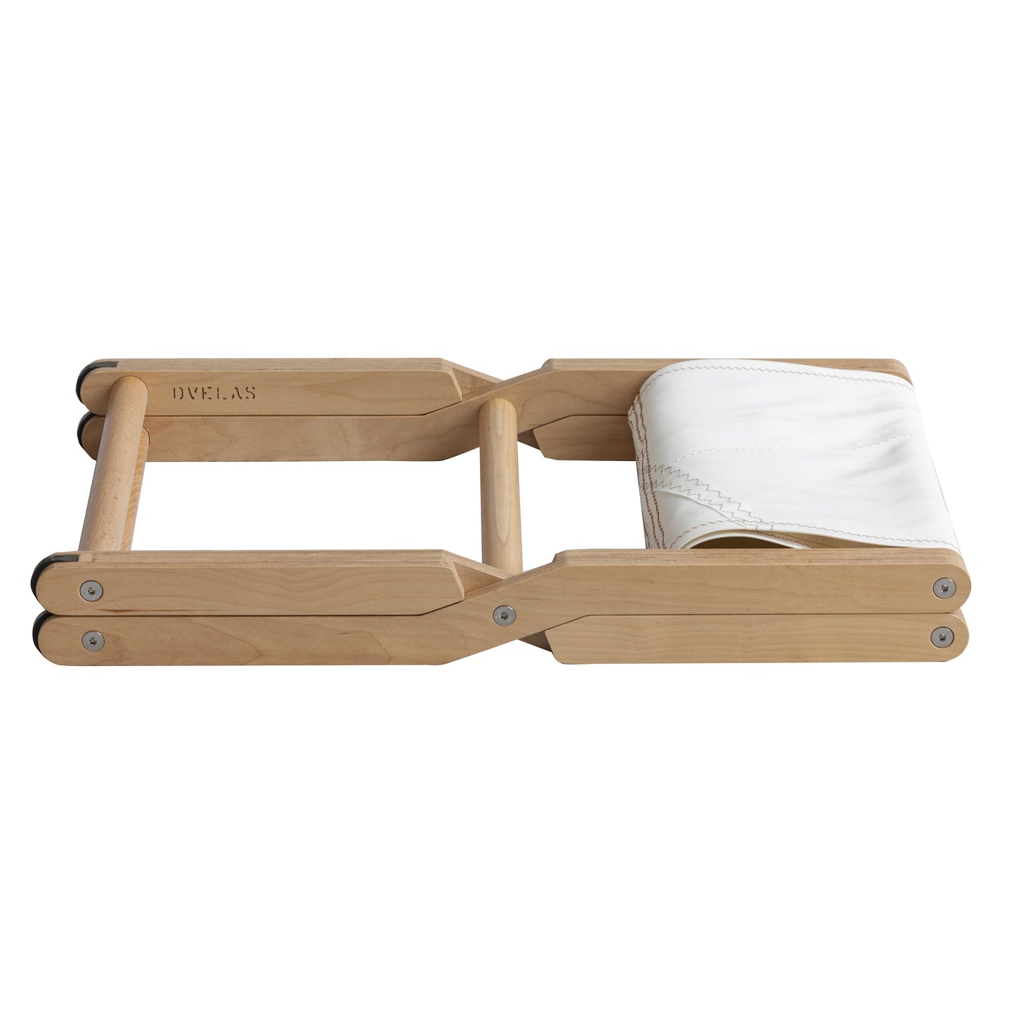zusammengeklappter hocker aus holz und segel in weiß von DVELAS