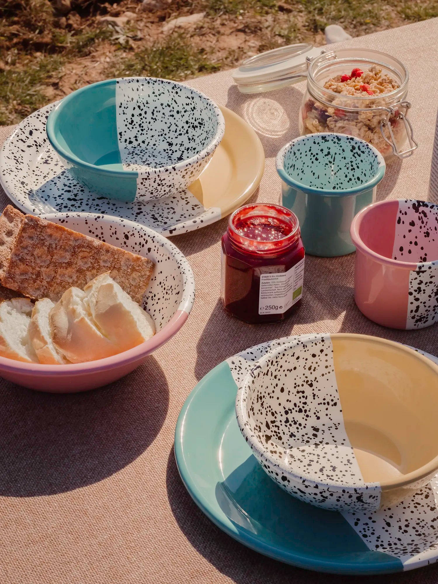 Emaille Geschirr Pop, Campinggeschirr mit Pastellfarben und schwarzem Pop Design, ohne Melamin, ohne Schadstoffe