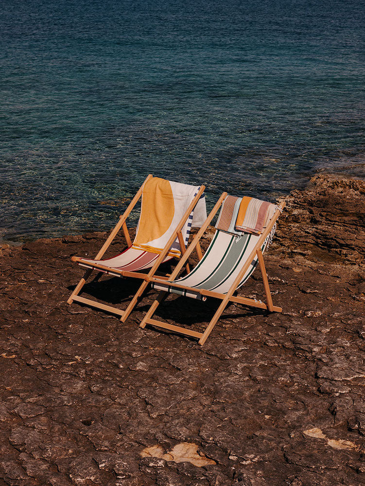 Tissage de Luz, zwei Liegestühle, Strandliegen am Meer