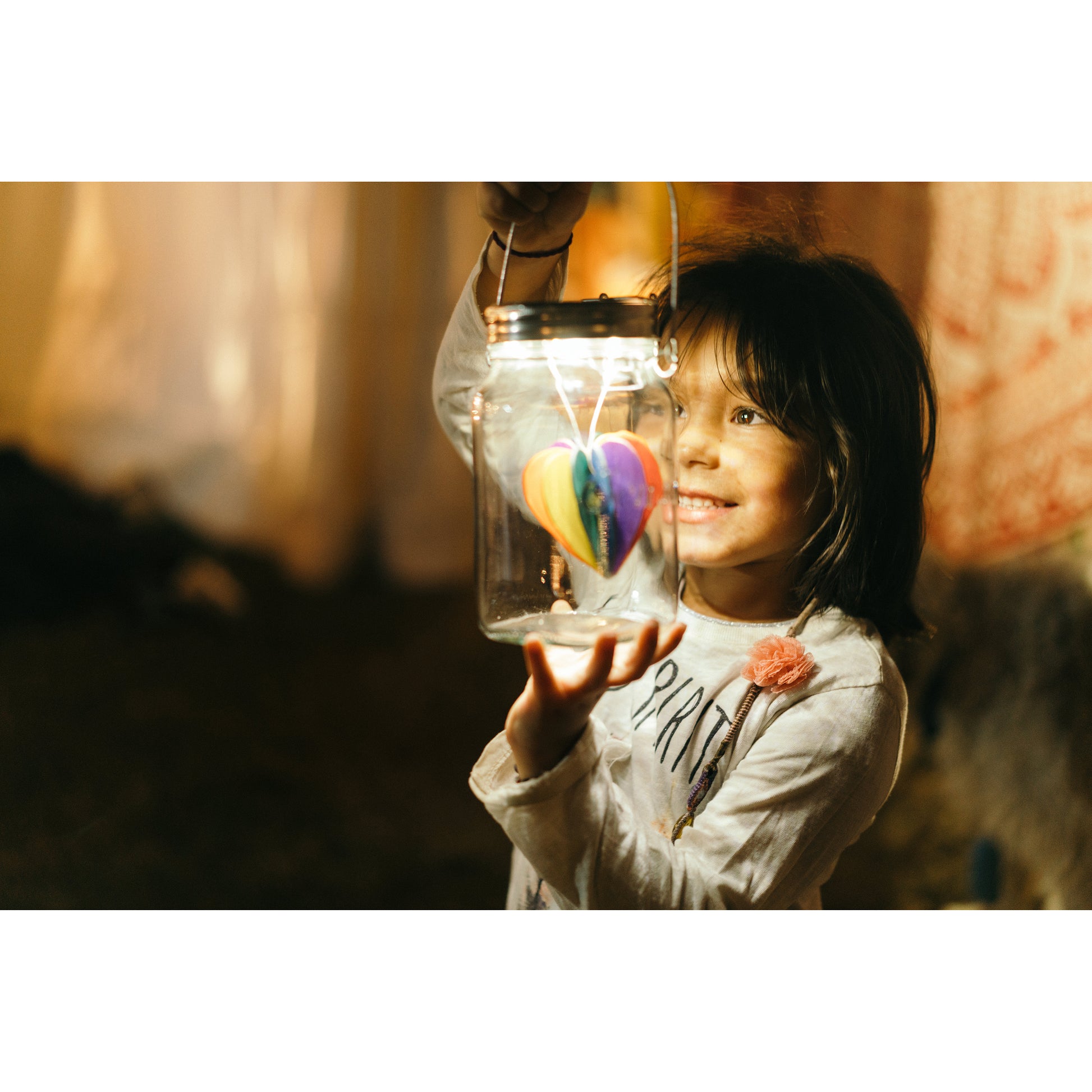 foto von einem kind mit der solarleuchte von sonnenglas mit dekoration im glas